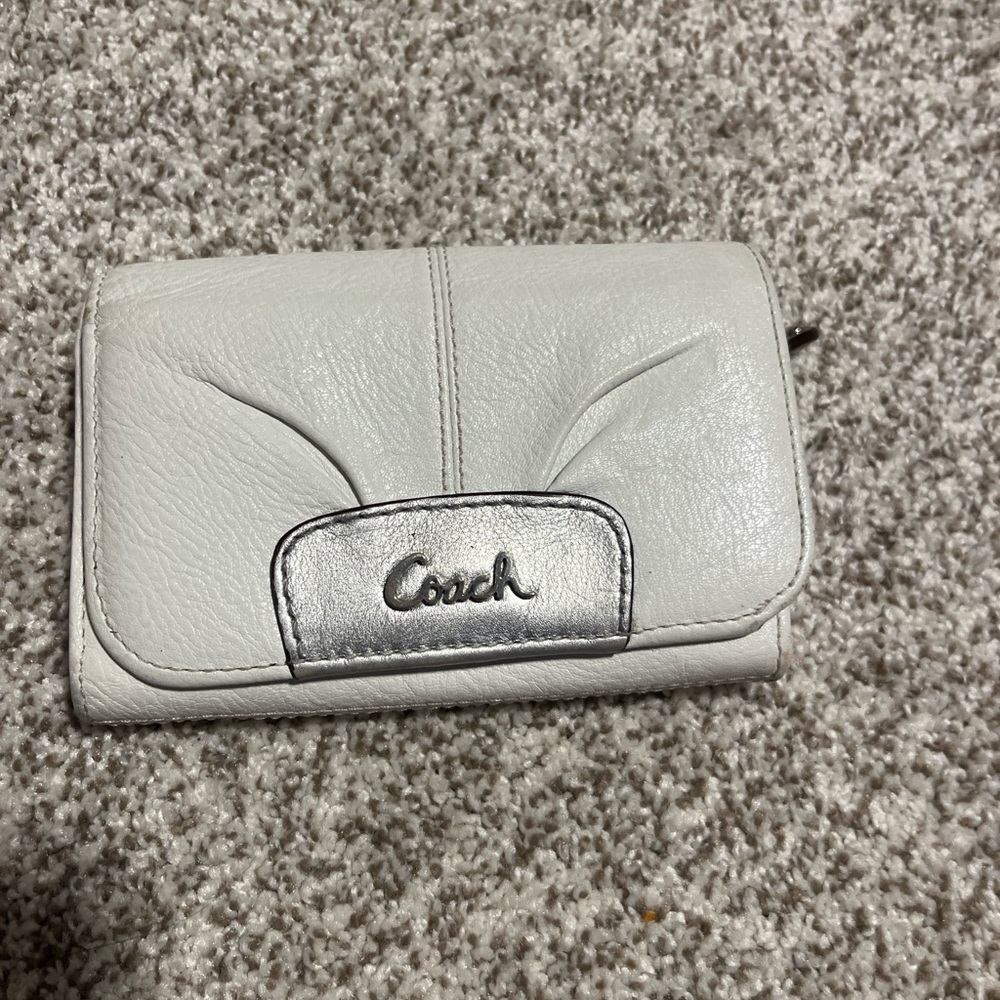 Coach White Leather Snap Wallet Silver Logo Plate Compact Bifold